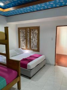 מיטה או מיטות בחדר ב-Isla Los Erizos EcoHouse