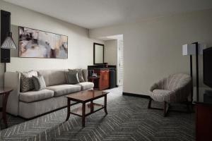 Posezení v ubytování Minneapolis Marriott Northwest