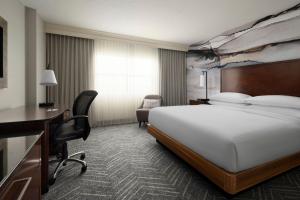 Postel nebo postele na pokoji v ubytování Minneapolis Marriott Northwest