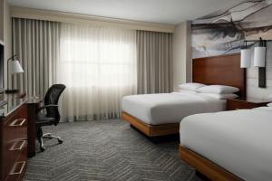 Postel nebo postele na pokoji v ubytování Minneapolis Marriott Northwest