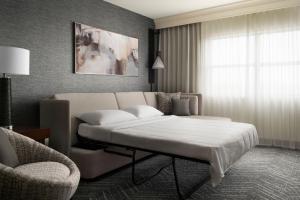 Postel nebo postele na pokoji v ubytování Minneapolis Marriott Northwest