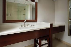 Koupelna v ubytování Minneapolis Marriott Northwest