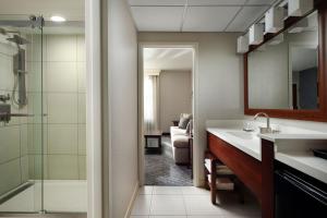 Koupelna v ubytování Minneapolis Marriott Northwest