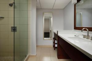 Koupelna v ubytování Minneapolis Marriott Northwest