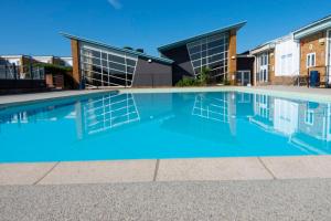 uma piscina em frente a um edifício em Hoburne Naish CS129 em New Milton