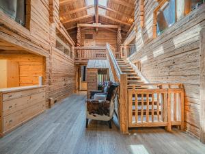 une chambre avec un escalier dans une cabane en rondins dans l'établissement Hexenwasser, à Söll