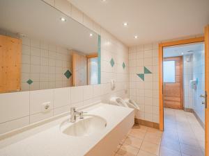 y baño con lavabo y espejo. en Hexenwasser, en Söll