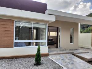 eine Darstellung eines Hauses mit einem großen Fenster in der Unterkunft JOMAWA Vivienda Turística in Guayabal