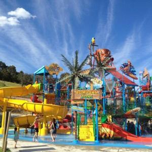 un grande parco acquatico con scivolo d'acqua di Ocean-View Retreat for Family Getaways a Cringila