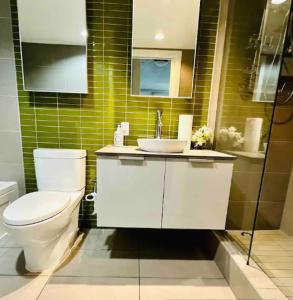łazienka z toaletą i umywalką w obiekcie Downtown Luxe w mieście Vancouver