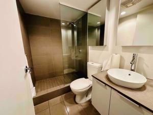 W łazience znajduje się toaleta, prysznic i umywalka. w obiekcie Downtown Luxe w mieście Vancouver
