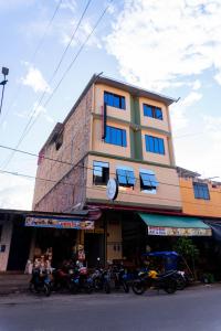 un edificio con motocicletas estacionadas frente a él en Hospedaje Humazapa Tarapoto, San Martín, en Tarapoto