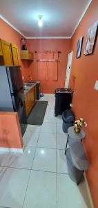 baño con 2 aseos y lavamanos en Finest Accommodation Jacaranda #528 Stem St Catherine en Spanish Town