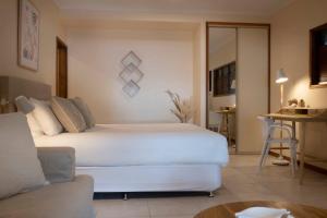 een slaapkamer met een wit bed en een tafel bij Latitude 17 - Suite 3 in South Mission Beach
