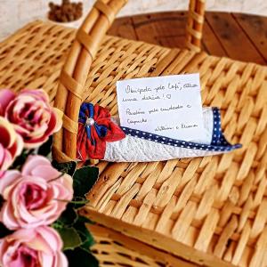 une note assise sur un panier en osier avec des fleurs dans l'établissement Chalé na Montanha, à Santo Antônio do Pinhal