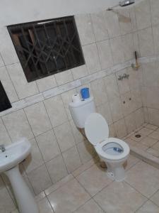 y baño con aseo y lavamanos. en Chidenguele en Chidenguele