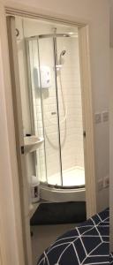 een badkamer met een douche en een wastafel bij Northampton Central Oasis in Northampton