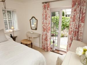 a bedroom with a bed and a window at 2 Bed in Hutton Magna G0116 in Hutton Magna