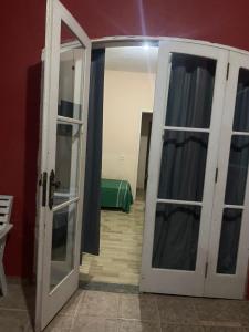una puerta abierta a una habitación con dormitorio en Sitio Raio De Sol, en Cabo Frío