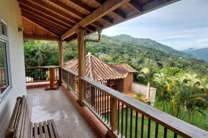 einen Balkon eines Hauses mit Bergblick in der Unterkunft Finca en Copacabana con piscina y cancha de futbol in Girardota