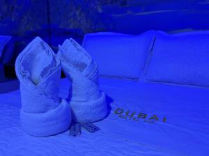ein Paar Schuhe, die auf einer Couch sitzen in der Unterkunft Dubai motel vip in Bogotá