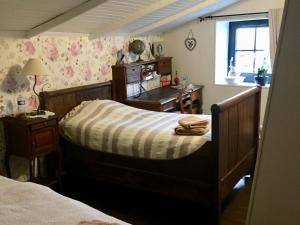 een slaapkamer met 2 bedden, een bureau en een raam bij Gîte Vadelaincourt, 4 pièces, 4 personnes - FR-1-585-67 in Vadelaincourt