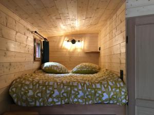 เตียงในห้องที่ Gîte Ardentes, 2 pièces, 2 personnes - FR-1-591-552
