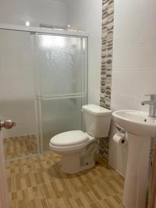 ein Badezimmer mit Toilette, Dusche und Waschbecken in der Unterkunft Quiet space in San Cristóbal