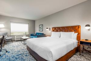 Postel nebo postele na pokoji v ubytování Four Points by Sheraton Kelowna Airport
