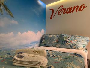 um quarto com uma cama com uma placa na parede em Dubai vip em Bogotá