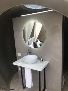 La salle de bains est pourvue d'un lavabo blanc et d'un miroir. dans l'établissement Finca Esferas, à La Guancha