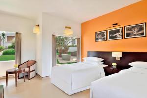 Postel nebo postele na pokoji v ubytování Four Points by Sheraton Mahabalipuram Resort & Convention Center