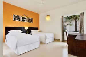Postel nebo postele na pokoji v ubytování Four Points by Sheraton Mahabalipuram Resort & Convention Center