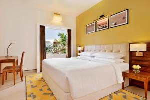Postel nebo postele na pokoji v ubytování Four Points by Sheraton Mahabalipuram Resort & Convention Center