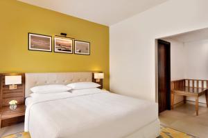 Postel nebo postele na pokoji v ubytování Four Points by Sheraton Mahabalipuram Resort & Convention Center