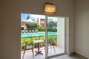 Bazén v ubytování Four Points by Sheraton Mahabalipuram Resort & Convention Center nebo v jeho okolí