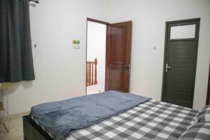 Postel nebo postele na pokoji v ubytování SakaLoka Kebagusan