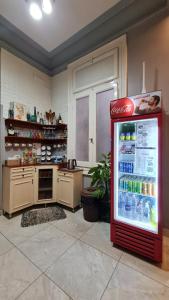 eine Cola-Soda-Maschine in einer Küche mit einer Theke in der Unterkunft Cairo Hub in Kairo