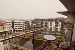 einen Balkon mit einem Tisch und Stadtblick in der Unterkunft Deluxe City Apt, River Canal View& Free Parking! in Leeds