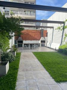 a courtyard with a table and chairs in a building at Palermo Apartamento Buenos Aires in Buenos Aires +8 photos