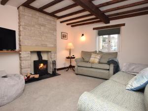 a living room with a couch and a fireplace at 4 Bed in Brassington 85450 in Brassington