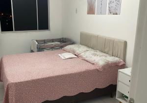 a bedroom with a bed with a pink blanket at Apartamento Tupa in Propriá
