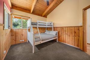 1 dormitorio con 2 literas en una casa en Willodene Lodge - Nature & Lake Views, en Macclesfield