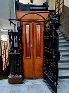 eine Holztür in einem Gebäude mit Treppe in der Unterkunft Cairo Hub in Kairo