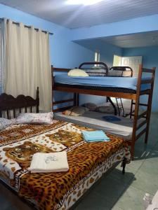 a room with two bunk beds in a room at Sitio Raio De Sol in Cabo Frio