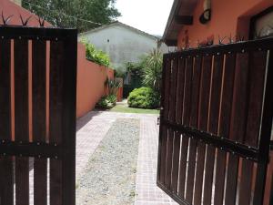 una entrada a una casa con una puerta negra en Casa en Santa Teresita en Santa Teresita