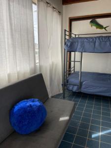 een kamer met een stapelbed en een blauw kussen bij Beach Bungalow in Rosarito