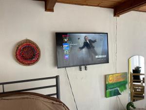 een flatscreen-tv aan een muur bij Beach Bungalow in Rosarito