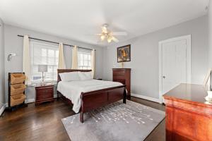 En eller flere senge i et værelse på The Perfect Vintage Getaway- 3BDR, 10 Min To Downtown, Private Backyard