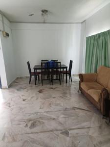 - un salon avec un canapé et une table dans l'établissement KZ Homestay PD, à Port Dickson